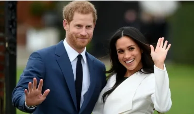 El príncipe Harry, de 33 años, posa con su novia, de 36 años.