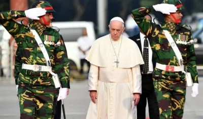 El papa Francisco pasa revista a la guardia de honor a su llegada al Aeropuerto Internacional de Dacca, Bangladesh.