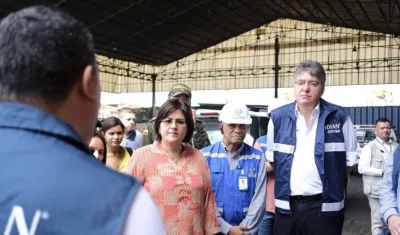 Los ministros de Comercio y Hacienda inspeccionan los contenedores de contrabando incautados en Buenaventura.
