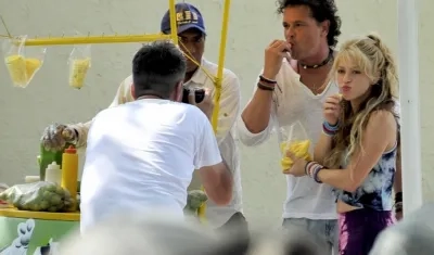 Shakira y Carlos Vives comen mango en la última visita de la cantante a la ciudad. 