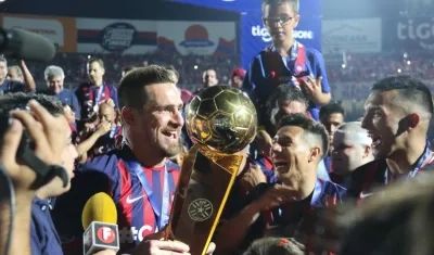 Los jugadores de Cerro Porteño celebran con la copa proclamarse campeón