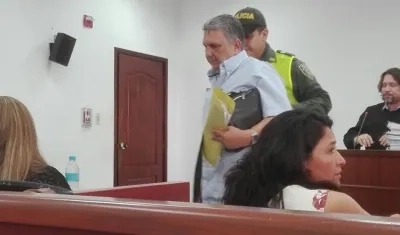 El abogado Jaime Sánchez Ángulo es retirado de la audiencia por orden del juez Rafael Uribe Henríquez.
