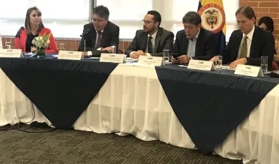 La Ministra de Trabajo Griselda Janeth Restrepo Gallego y el de Hacienda Mauricio Cárdenas, presidiendo la comisión.