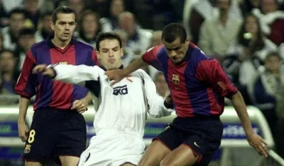Rivaldo en sus años como jugador del Barcelona enfrentando al Real Madrid. 