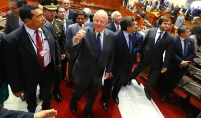 El Presidente peruano Pedro Pablo Kuczynski Godard, saludando a su ingreso al Congreso.