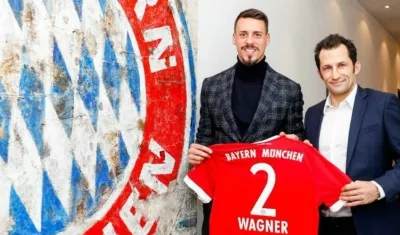 Sandro Wagner y el director deportivo del Bayern, Hasan Salihamidzic.