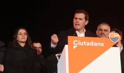 El presidente de Ciudadanos, Albert Rivera, y la candidata a la presidencia de la Generalitat, Inés Arrimadas (i).