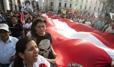 Miles de peruanos han protestado el indulto.