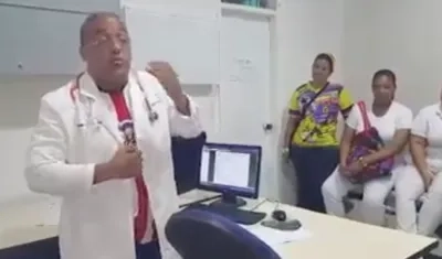 Momento en el médico interpreta la canción para reclamar el pago de sus salarios.