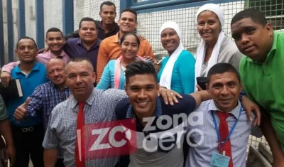 Teófilo Gutiérrez en La Modelo, acompañado de pastores evangélicos
