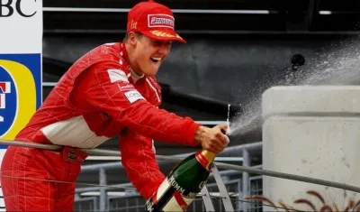 Michael Schumacher celebra una de sus carreras ganadas. 