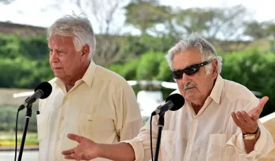 El expresidente de Uruguay, José Mujica, al lado de Felipe González, exmandatario de España.