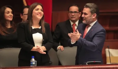 María Alejandra Vicuña (i) jura en el cargo como la nueva vicepresidenta del país