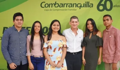 Los cinco jóvenes beneficiados al lado del Director de Combarranquilla, Ernesto Herrera Díaz Granados.