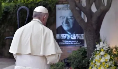 El papa Francisco visita la tumba del obispo Enrique Alvear Urrutia en Santiago de Chile.