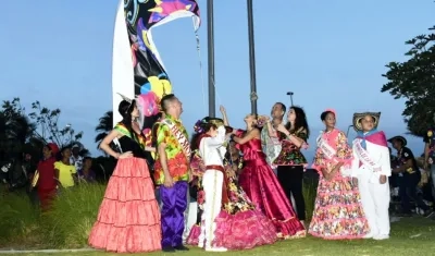 Los Reyes del Carnaval, con el Secretario de Cultura y la Primera Dama, izando las banderas de la fiesta.