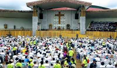 Fotografía cedida por la Agencia Andina muestra una visión general del escenario donde el papa Francisco oficiará una misa hoy.