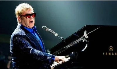  Elton John, cantante británico.