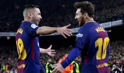 Jordi Alba celebra con Lionel Messi. 
