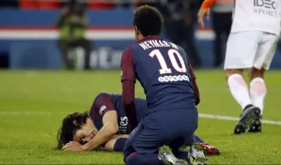 Neymar al lado de un golpeado Edison Cavani. 