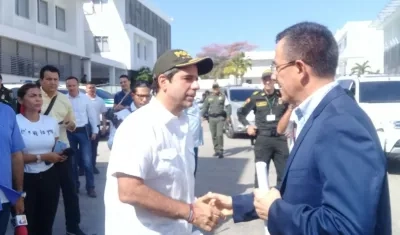 El alcalde Alejandro Char y el Director de la Dijin, el general Jorge Vargas. 