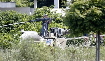 Agentes franceses supervisaban el helicóptero presuntamente abandonado por Redoine Faid, tras fugarse de la prisión de Reau, en Gonesse, al norte de París, el pasado 1 de julio