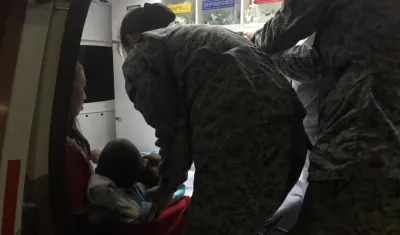 Personal de la Fuerza Aérea en la evacuación de niño wayúu.