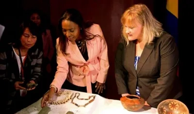 La ministra de Cultura de Colombia, Carmen Vásquez (c), recibe piezas arqueológicas precolombinas recuperadas por las autoridades de Estados Unidos.