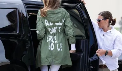 Melania Trump y su polémica chaqueta en Textas. 