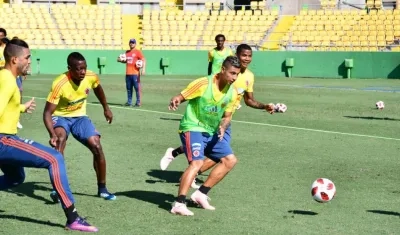 Juan Daniel Roa y Wílmar Barrios disputan la pelota. 