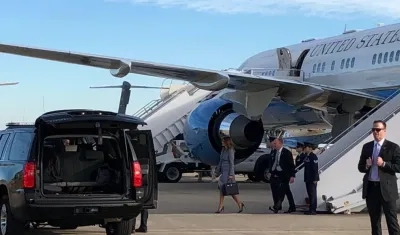 Melania Trump iba con periodistas en el avión, cuando este debió regresar por problemas mecánicos.