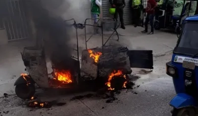Foto del motocarro incendiado en Soledad.