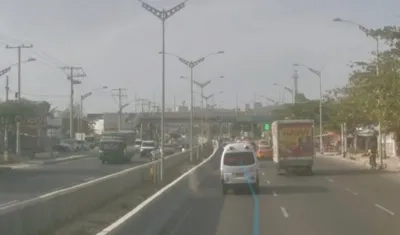 Tras atracar a todos en el bus, los ladrones se bajaron corriendo y se internaron por calles de los barrios de la zona.