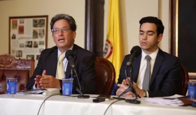 El ministro de Hacienda, Alberto Carrasquilla, y el viceministro Luis Alberto Rodríguez.
