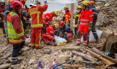 Unos 80 bomberos y 120 policías, con equipos de perros adiestrados, trabajan en las ruinas.