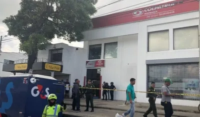 Afueras del banco Colpatria, frente a la estación Joaquín Barrios Polo