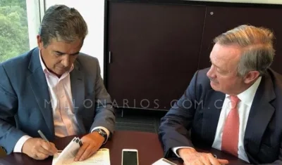 Jorge Luis Pinto firma su contrato con Millonarios. 