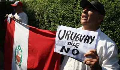 Detractores de Alan Garcia protestan frente a la residencia del embajador de Uruguay, en Lima.