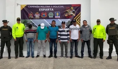 Parte de los 25 capturados en el operativo por la Policía Antinarcóticos.