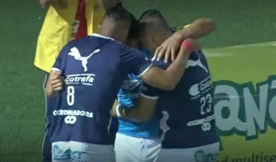 Jugadores del DIM celebrando el gol de Germán Ezequiel Cano.