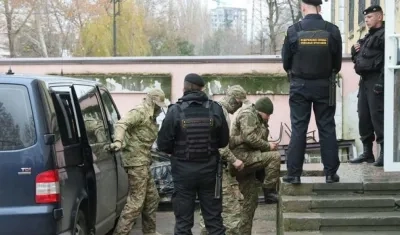  Varios oficiales de la Armada ucraniana llegan escoltados a un tribunal en Simferopol, Crimea.