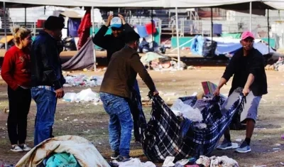 Integrantes de la caravana de migrantes de centroamericanos recojen sus pertenencias del albergue Benito Juárez en la ciudad de Tijuana, en el estado de Baja California (México).