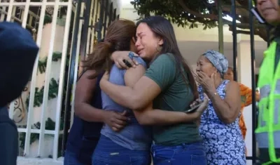 Familiares de las mujeres fallecidas en el incendio en Pescaíto.