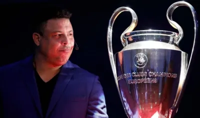 Ronaldo y el trofeo de la Champions League. 