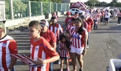 Aficionados ingresando al estadio Metropolitano.