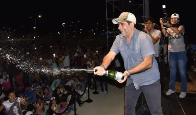 Con champaña, el Alcalde Alejandro Char entregando oficialmente las obras.