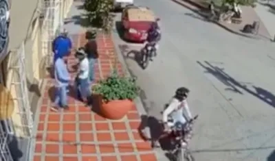 El asalto quedó grabado en una cámara de seguridad. 