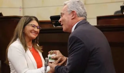 Sandra Ramírez entregó una planta a Álvaro Uribe, en el Congreso.