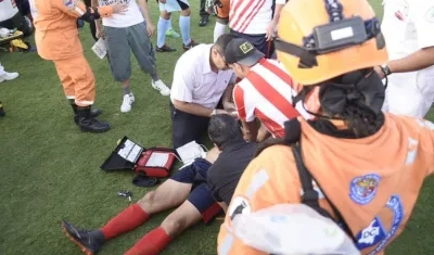 Gabriel Berdugo siendo atendido en la cancha del Romelio Martínez.