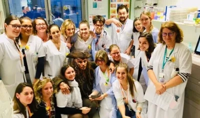 Johnny Depp con el equipo del Instituto Curie de París.